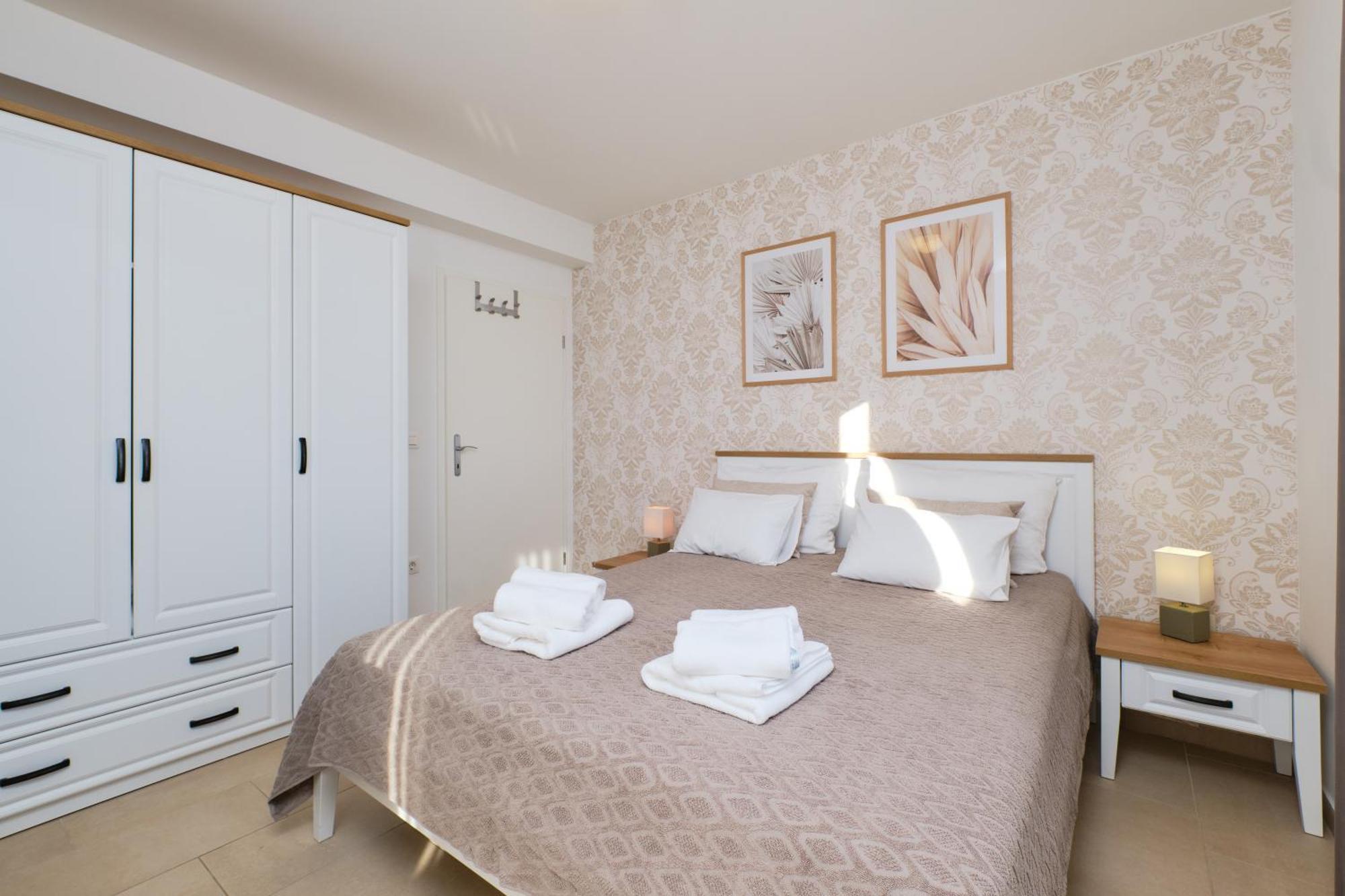 Apartments Divna マリ・ロシニュ エクステリア 写真